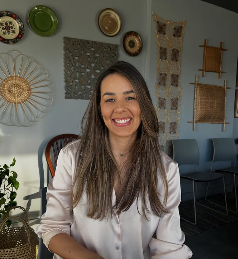 Alyne Bonfim em seu consultório