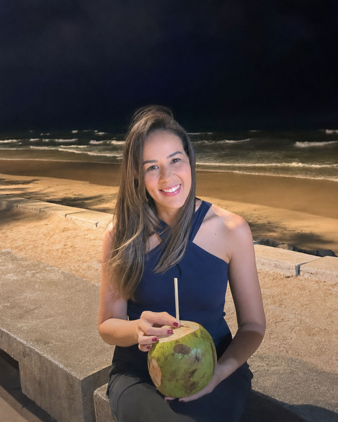 Alyne Bonfim junto ao mar